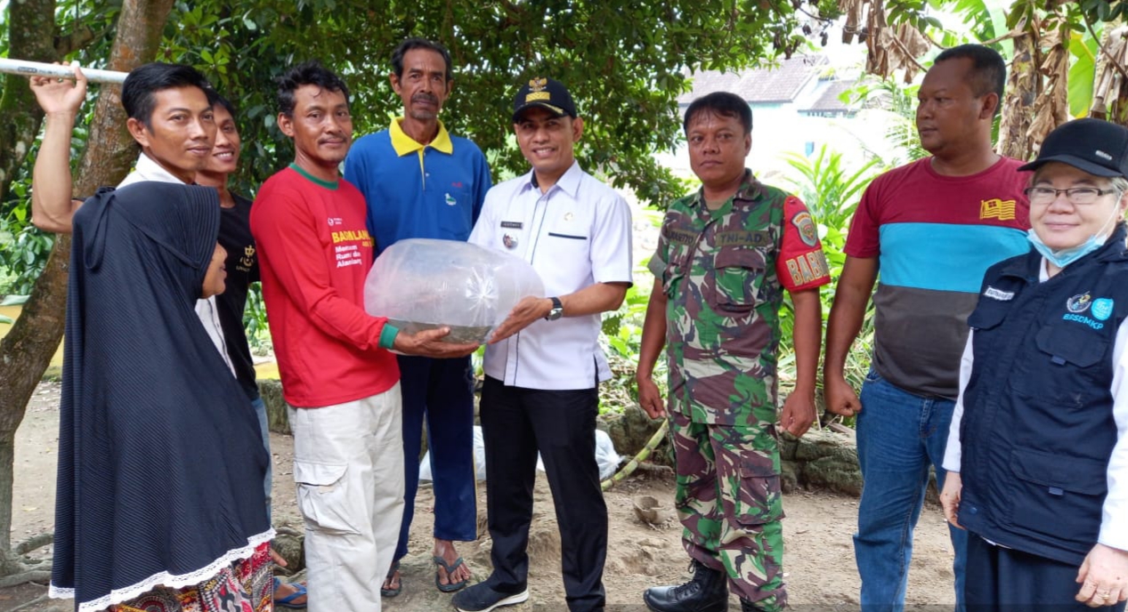 Peltu Joko Dampingi Warga Terima Bantuan Bibit Ikan