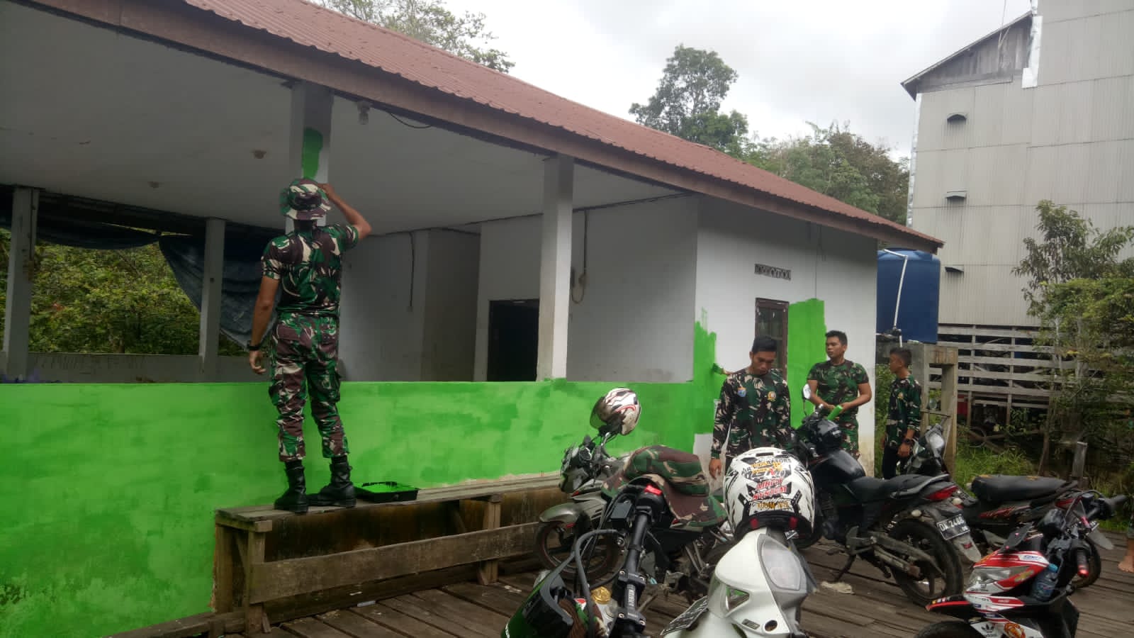 Satgas TMMD ke-114 Lakukan Pengecatan