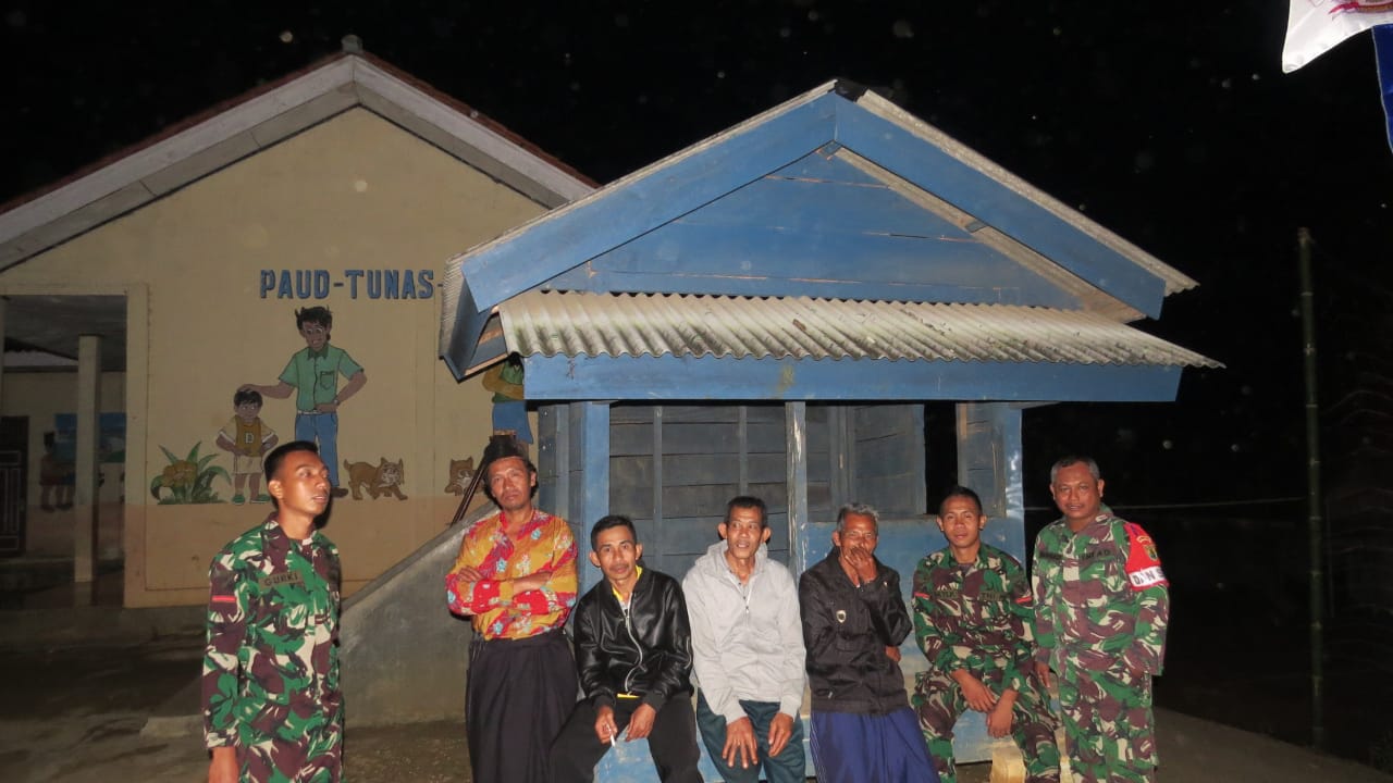 Ciptakan Kamtibmas Satgas TMMD Ke 114 Kodim 0421/LS Bersama Warga Ronda Malam