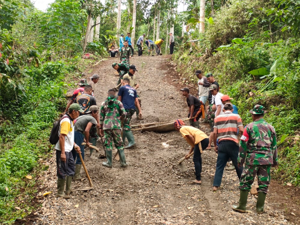 Satgas TMMD-114 Kodim 421/LS Tumbuhkan Semangat  Bergotong Royong