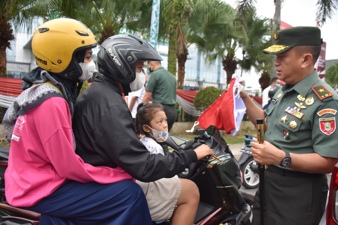 Dukung Gerakan 10 Juta Bendera Merah Putih, Wakil Gubernur Kaltim dan Danrem 091/ASN Bagikan Seribu Bendera HUT  RI ke 77
