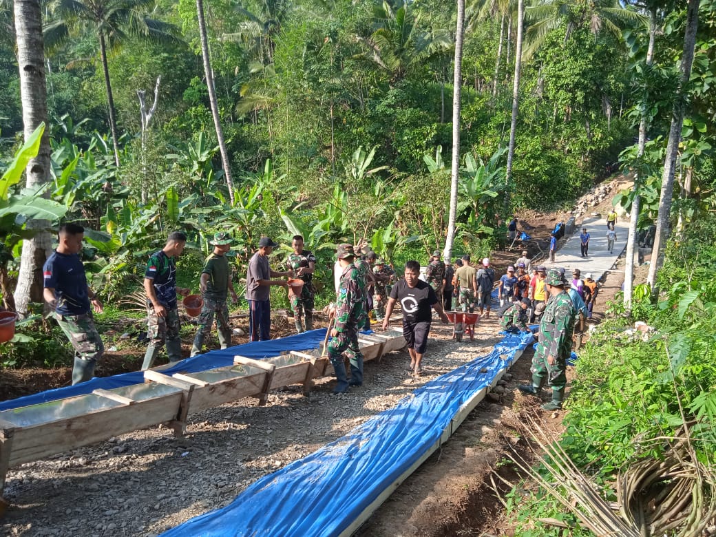 Tak Kenal Lelah TNI Bersama Masyarakat Rampungkan Pembangunan TMMD Ke-114 Kodim 0421/LS.