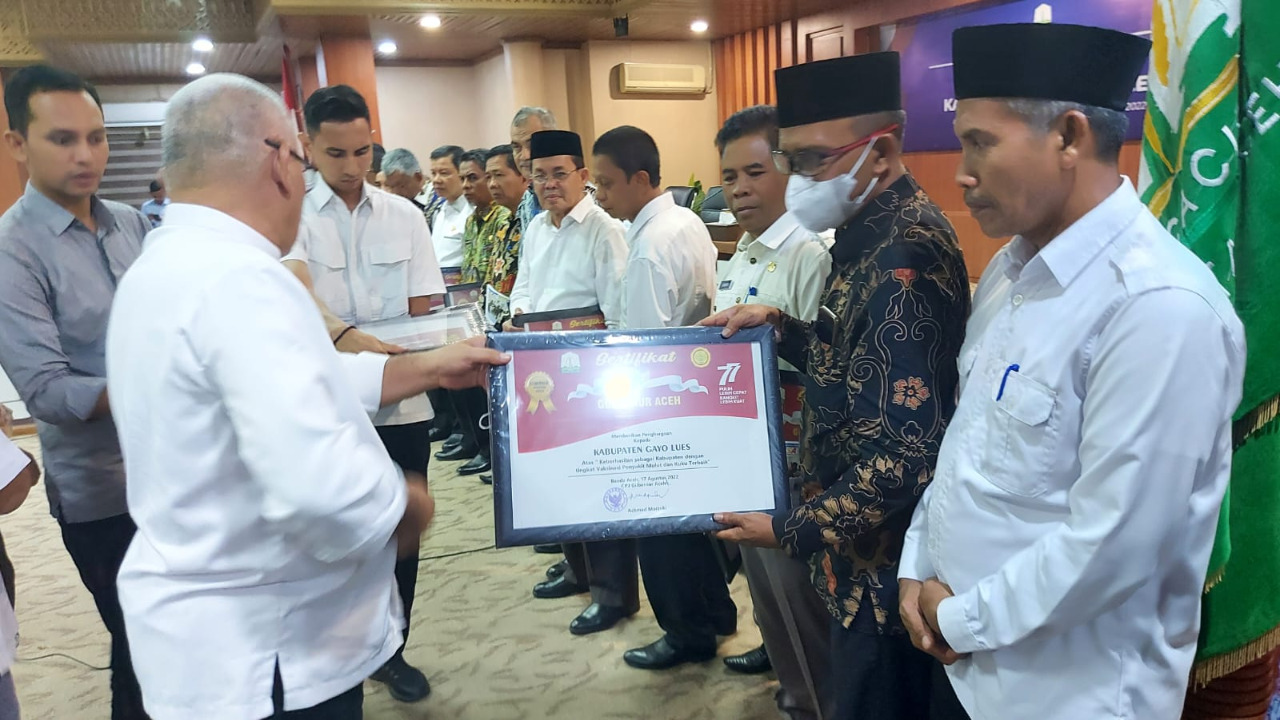 Pemkab Gayo Lues Terima Penghargaan