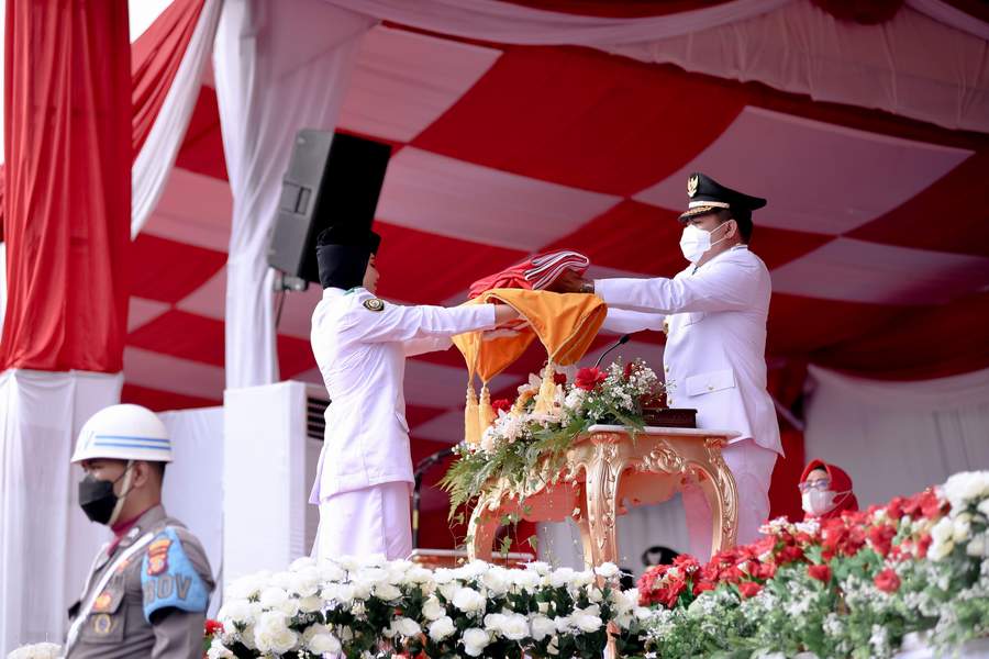 Satu Jam Pegang Baki Berisi Batu Bata, Kisah Pembawa Baki Bendera di Upacara HUT RI di Samarinda