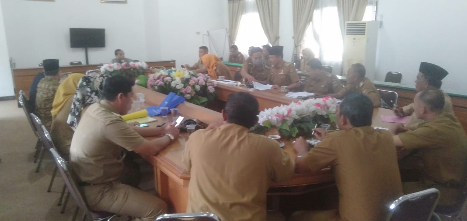 RAPAT KERJA KOMISI I DPRD TENTANG REVISI PERBUP RT DAN RW DIWARNAI PERDEBATAN ANTAR ANGGOTA
