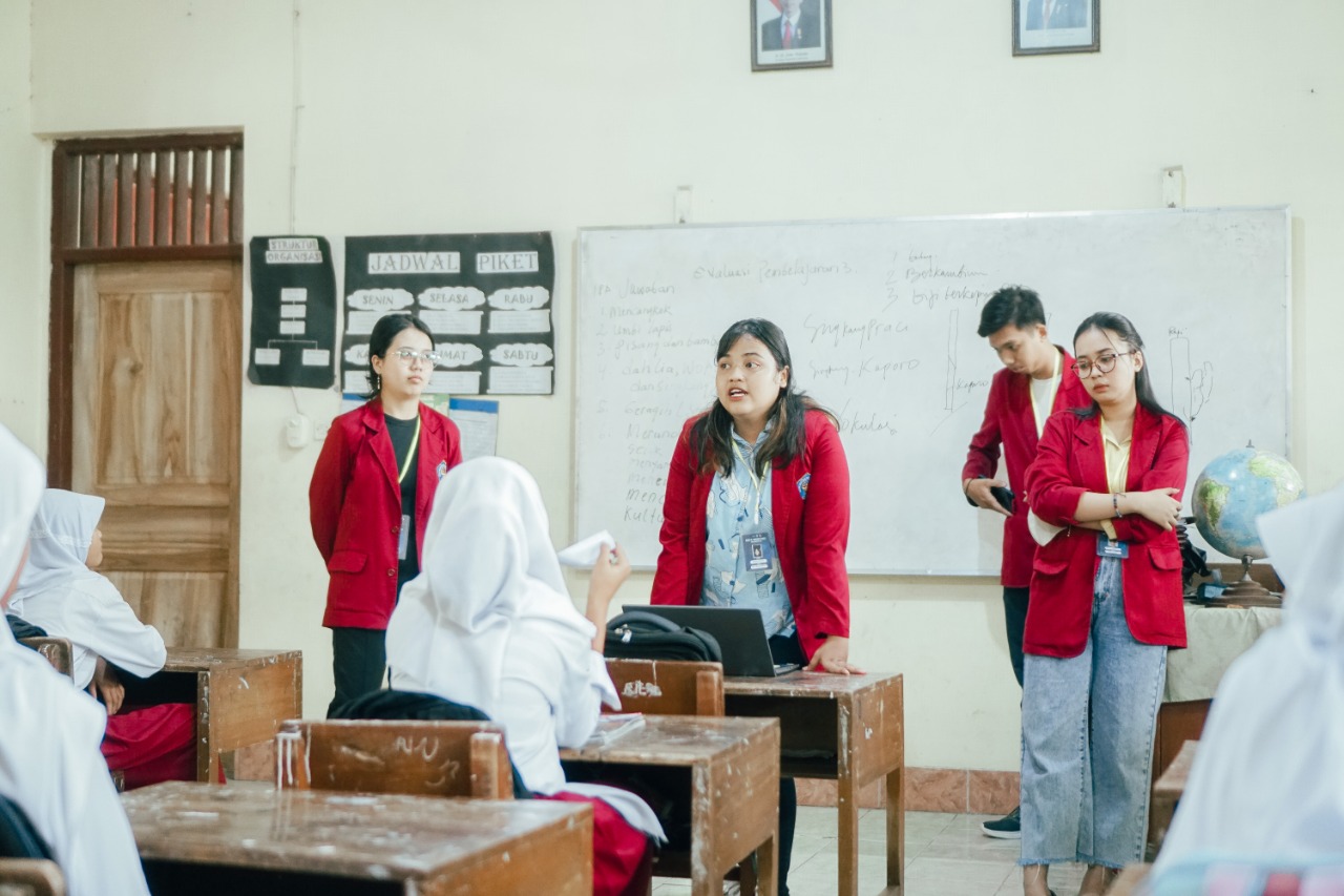 Mahasiswa UNISRI Sosialisasikan Pentingnya Public Speaking dan Lomba Puisi di SD Negeri 1 Keyongan