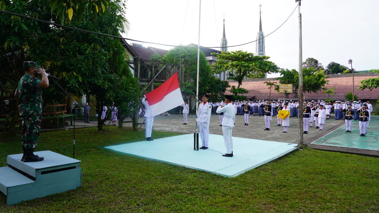 Menumbuhkan Nilai-nilai Karakter Anak Bangsa, Danrem 091/ASN Bertindak Sebagai Inspektur Upacara Bendera