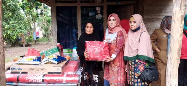 Gerak Cepat, Winarni Kunjungi Sekaligus Berikan Bantuan Kepada Nenek Maryani