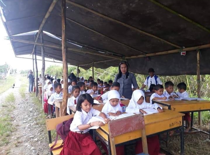 Banjir Genangi Lima Kecamatan di Luwu Utara, Murid SD Negeri 206 Belajar Dibawah Tenda Darurat