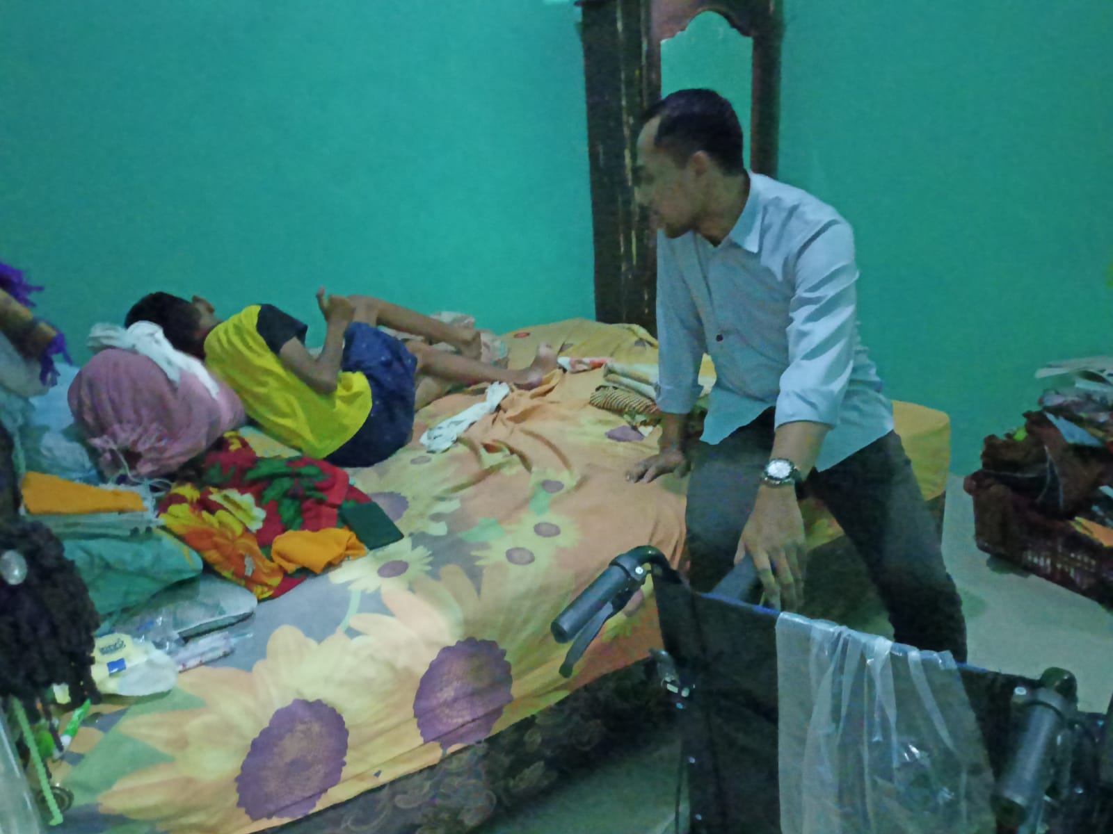UPK DAPM Cipta Mandiri Jatiagung Berikan Bantuan Kursi Roda