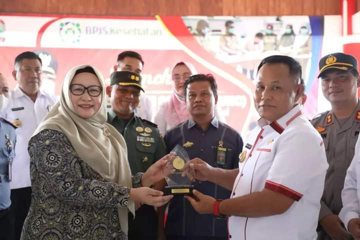 Pemkab Lampung Selatan Terima Penghargaan UHC 2022