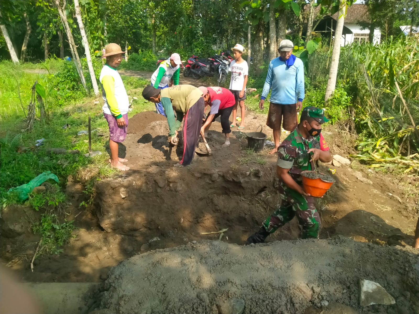 Koramil Udanawu Tingkatkan Budaya Gotong Royong Di Wilayah Binaan
