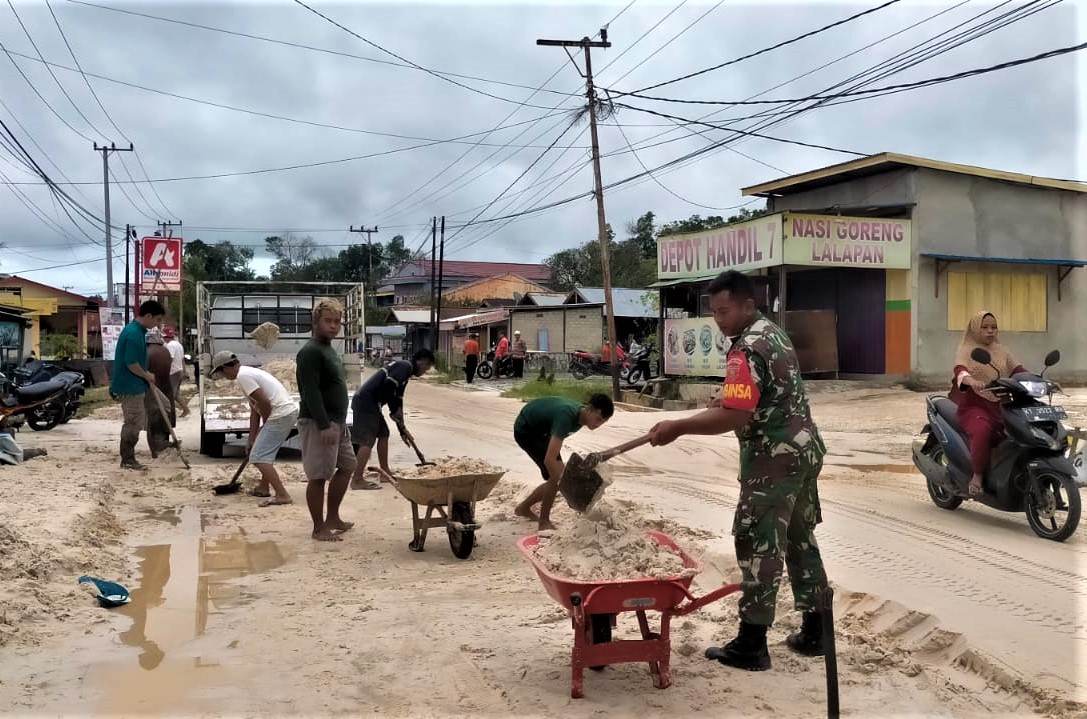 Tumbuhkan Kebersamaan, Babinsa Koramil Muara Jawa Bersama Warganya Gotong Royong