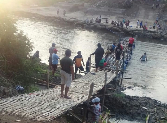 Hari ini, Warga Gotong Royong Bangun Jembatan Sasak Hubungkan Pasar Kliwon – Mojolaban