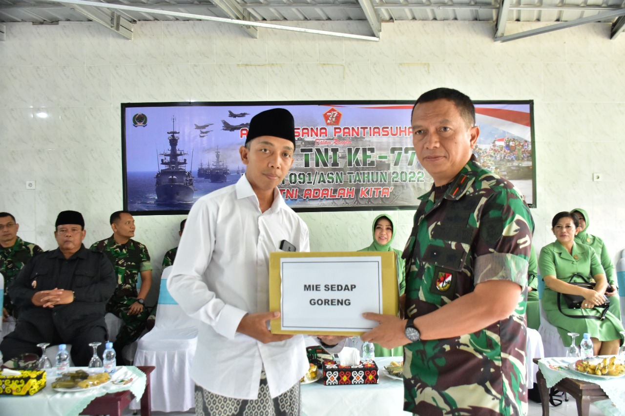 Peringati HUT TNI ke 77, Danrem 091/ASN Berbagi Dengan Anak Yatim