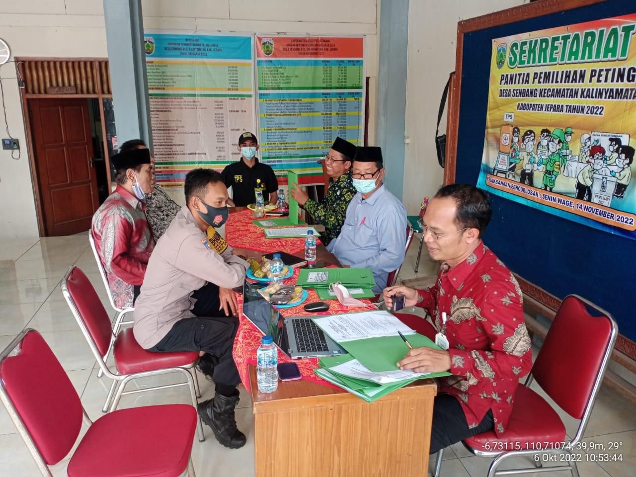 Personil Polsek Kalinyamatan Diskusi Dengan Masyarakat