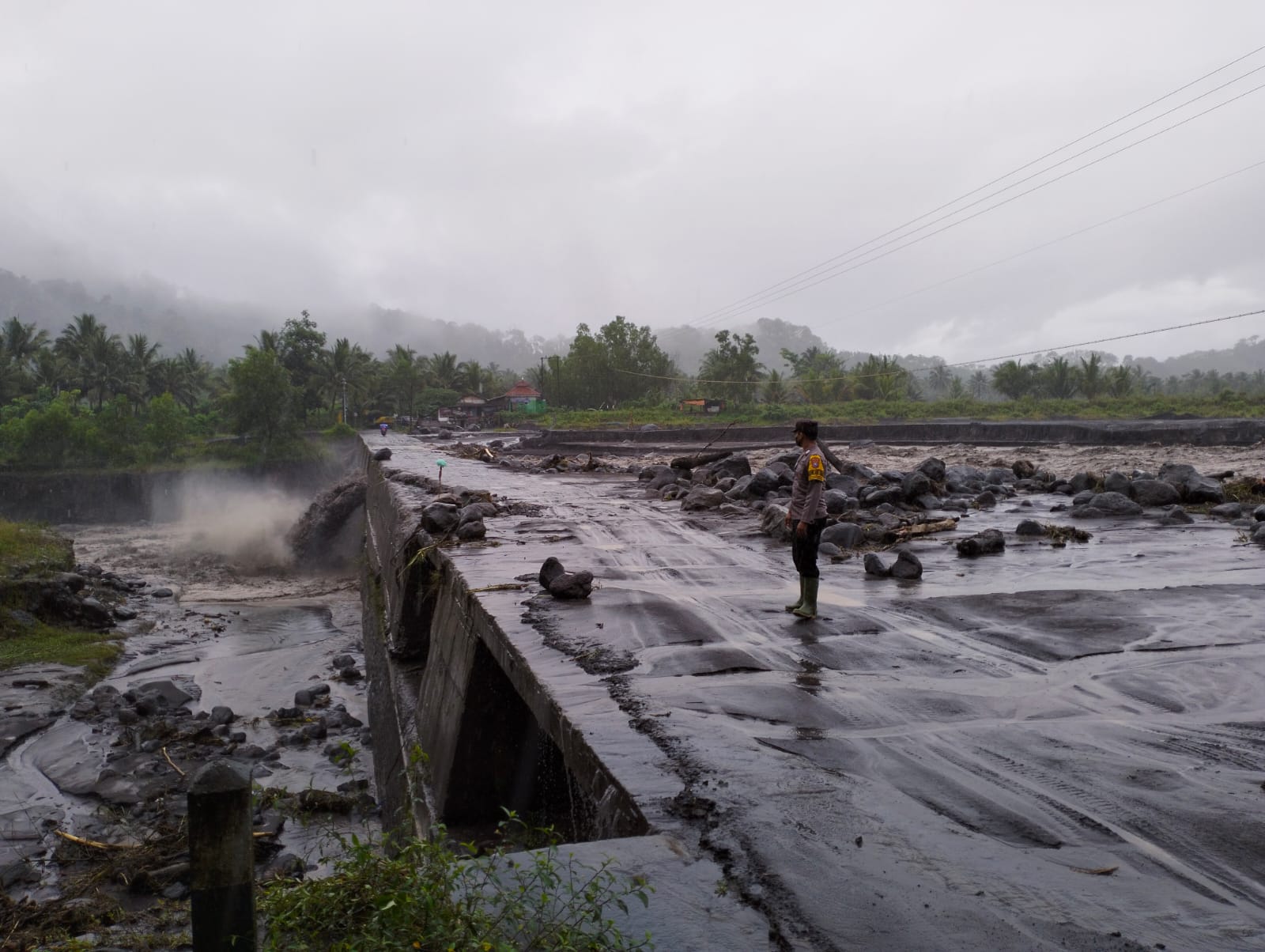 Waspada!!! Kapolsek Pasirian Himbau Warga Terkait Banjir Lahar