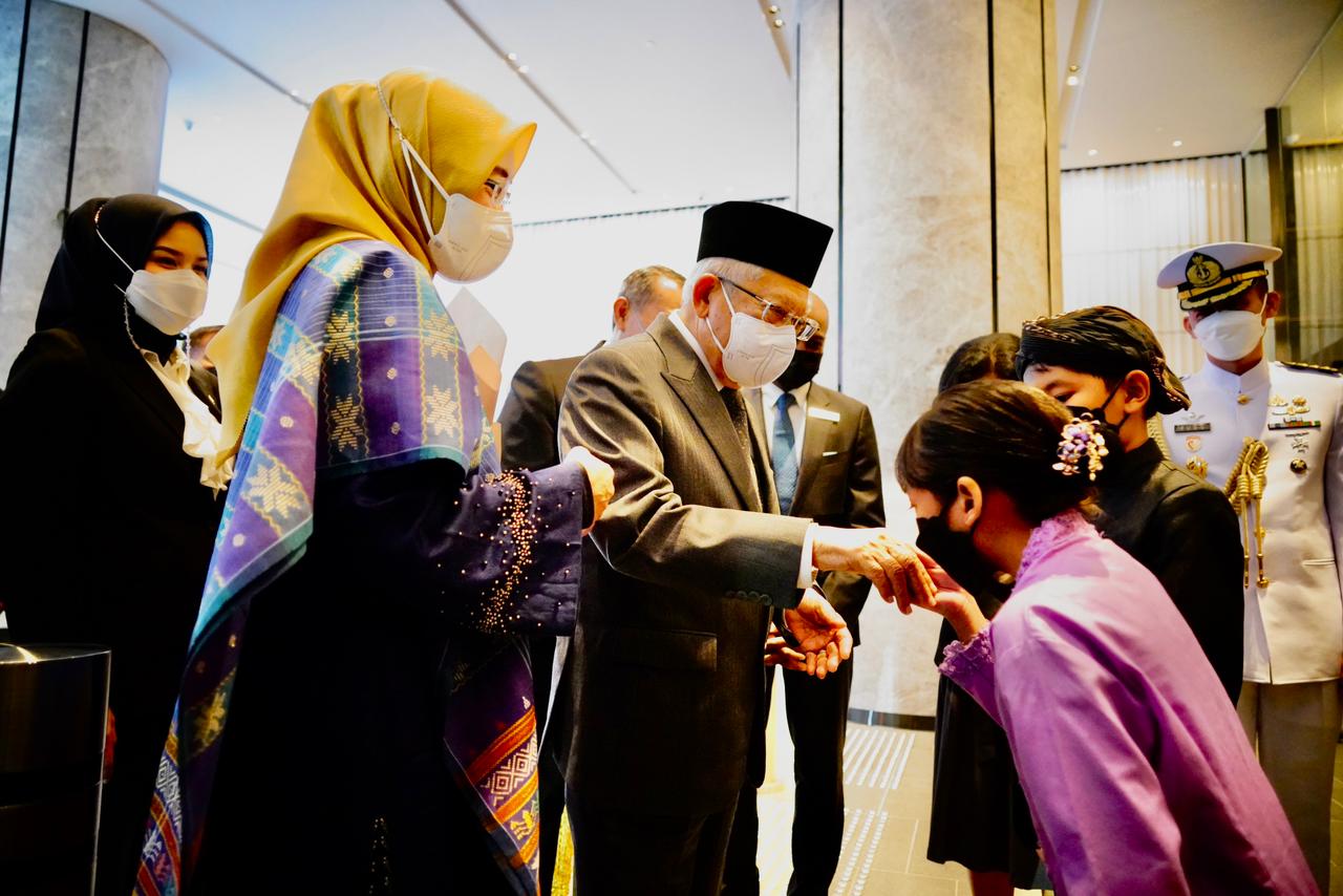 Anak Indonesia di Singapura Sambut Kedatangan Wapres RI