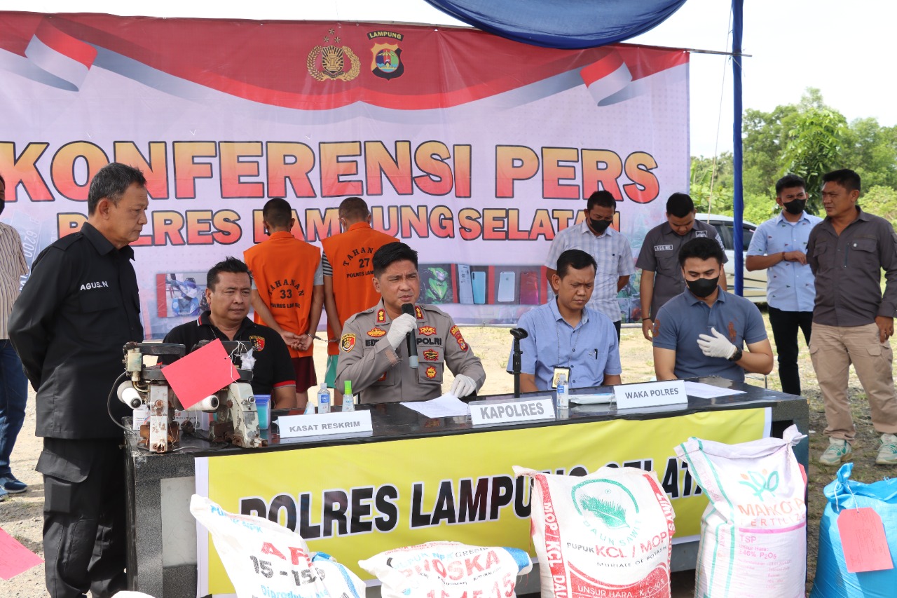 Polres Lamsel Amankan Tersangka dan 45 Ton Pupuk Ilegal