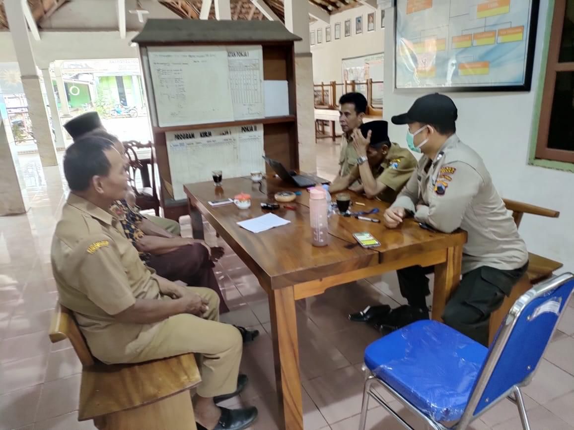 Bhabinkamtibmas Polsek Batealit Sambangi Kantor Desa