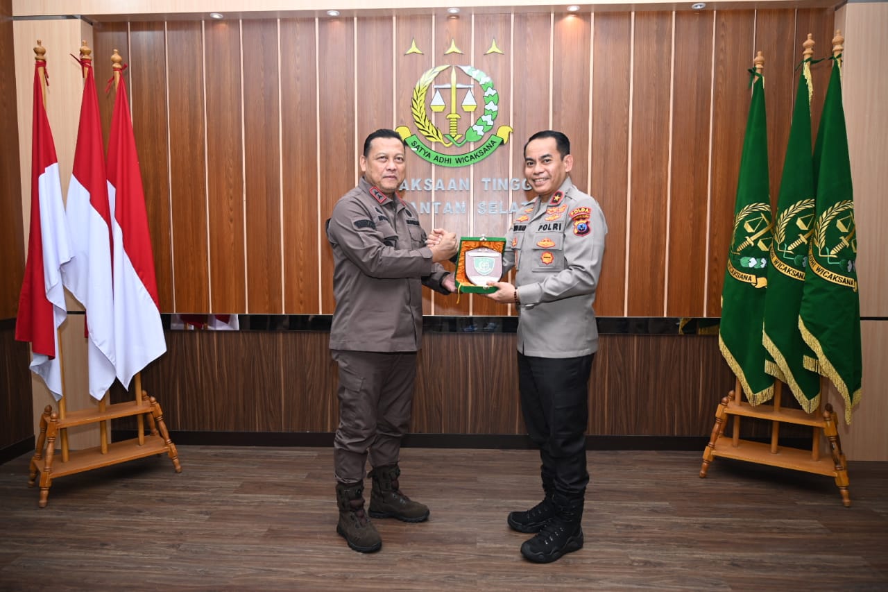 Perdana !!! Kapolda Kalsel Brigjen Pol Andi Rian ke Kejaksaan Tinggi