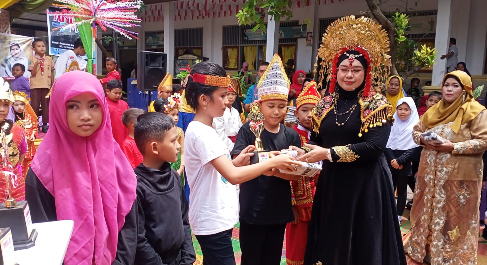 Peringati Sumpah Pemuda, SDN 157 Taja Gelar Pentas Seni