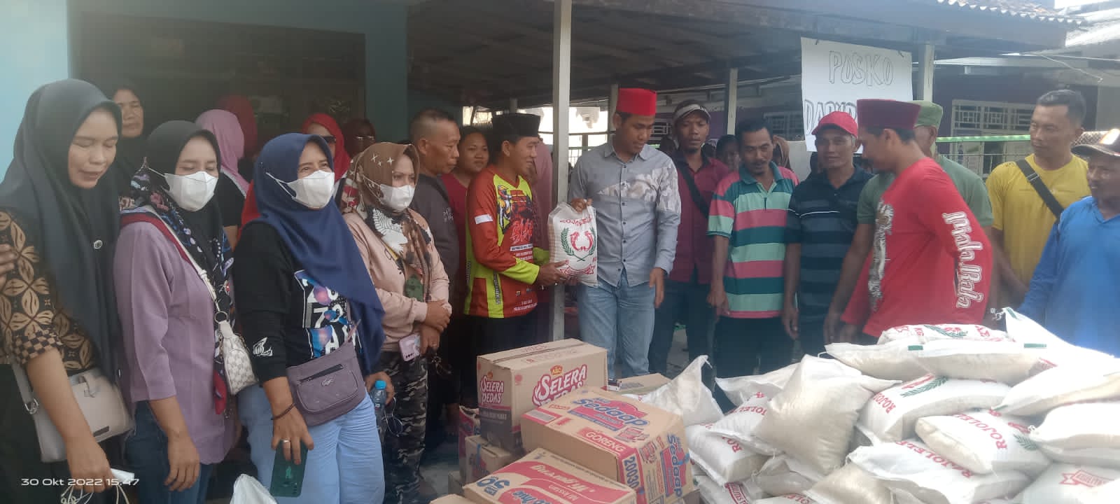 Pemdes Fajarbaru Salurkan Bantuan Korban Banjir di Sidomulyo dan Candipuro