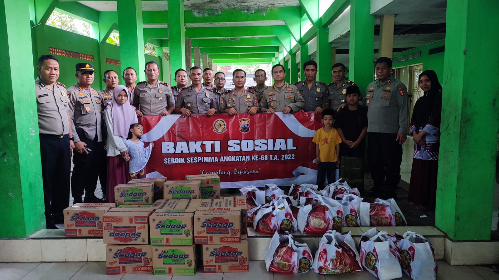 Brigjen Pol Mardiyono Bagi Ratusan Paket Sembako