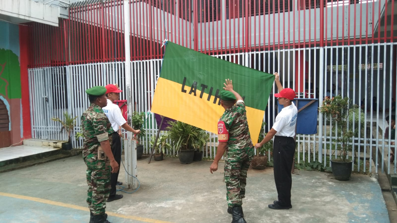 Anggota Koramil Tenggarong Bekali Tata Upacara dan Pengibaran Bendera Kepada Warga Binaan