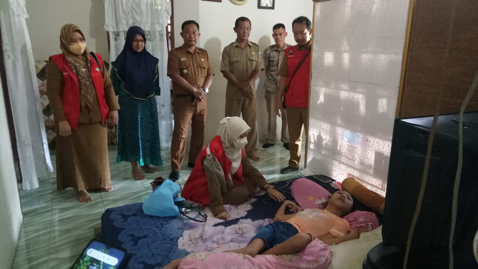 Plt Camat Candipuro dan Pemdes Sidoasri Kunjungi Anak Yatim Penderita Lumpuh Layu