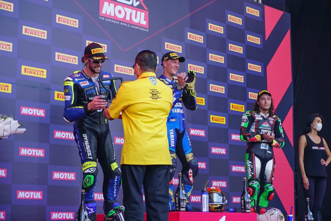 Ketua Umum IMI Serahkan Trofi Juara Race 2 World Supersport
