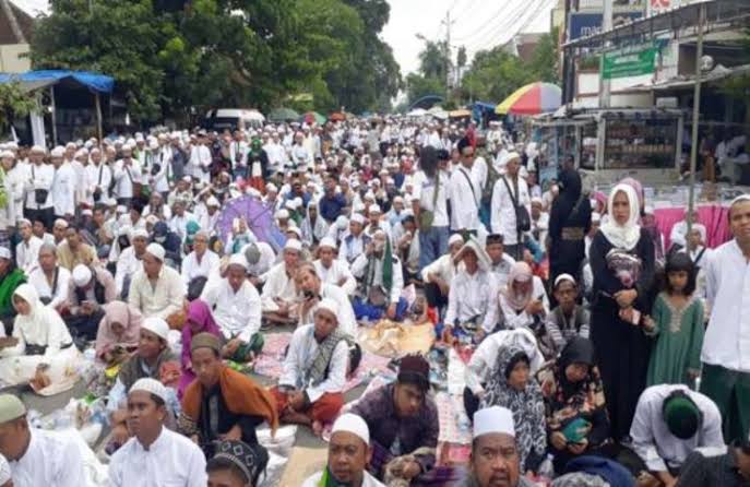 Pagi ini, Jamaah dari Yaman, Afrika dan Singapura Ikut Berjubel di Kawasan Masjid Ar-Riyadh Pasar Kliwon