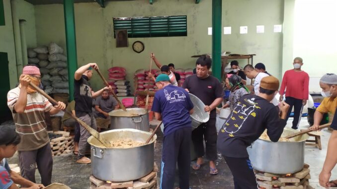500 Ekor Kambing dan 5 Ton Beras Dimasak di Dapur Masjid Ar-Riyadh