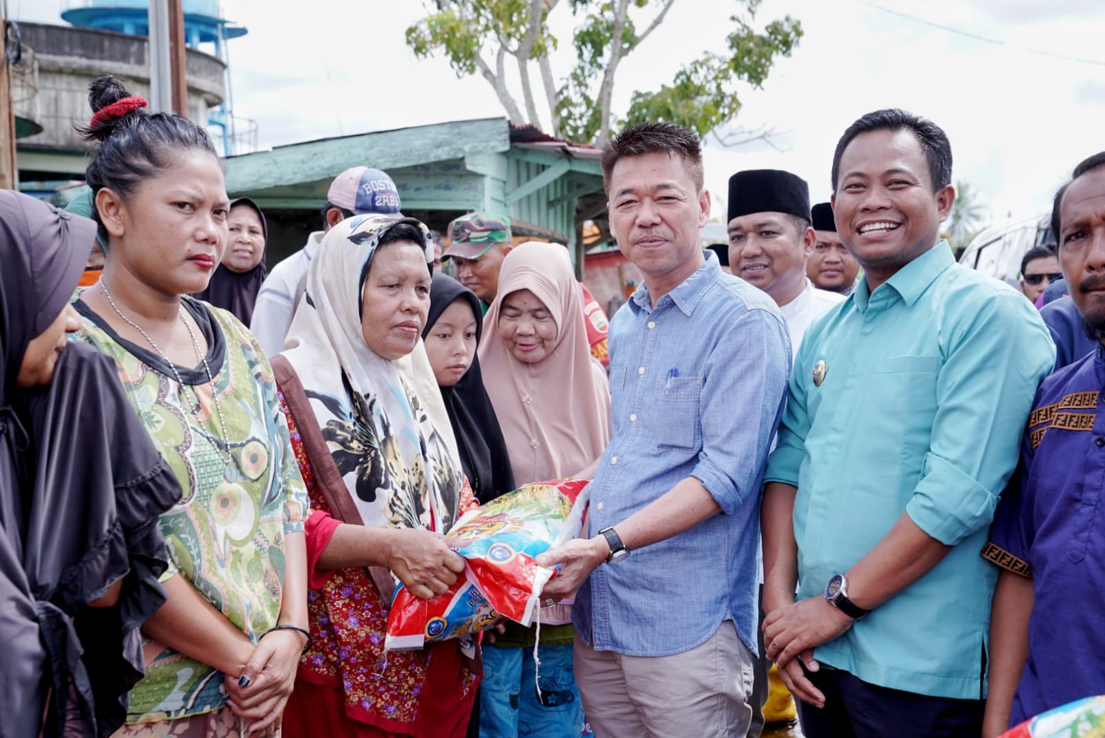 Bupati dan Wakil Bupati Rohil Tinjau Banjir dan Bagikan Sembako