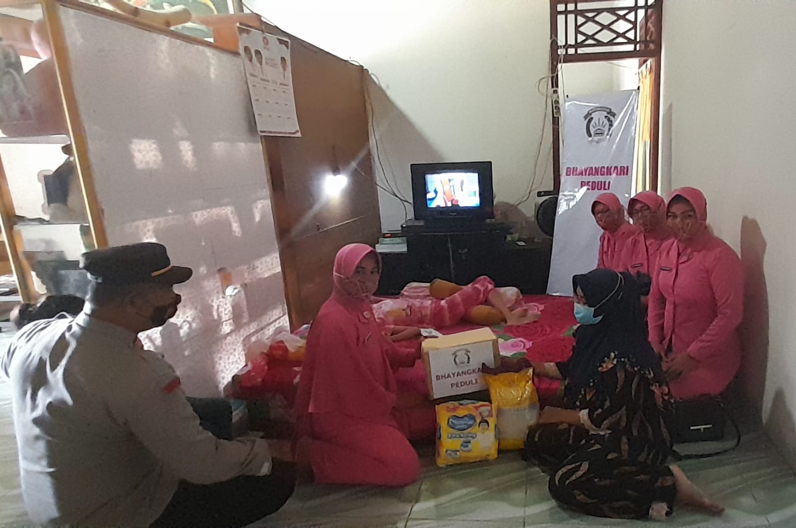 Bhayangkari Peduli Polsek Candipuro Berikan Bantuan Kepada Penderita Lumpuh Layu