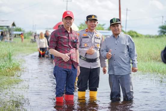 Tinjau Lokasi Banjir, Bupati Rohil Afrizal Sintong Serahkan Bantuan Sembako Bagi Warga Terdampak Banjir