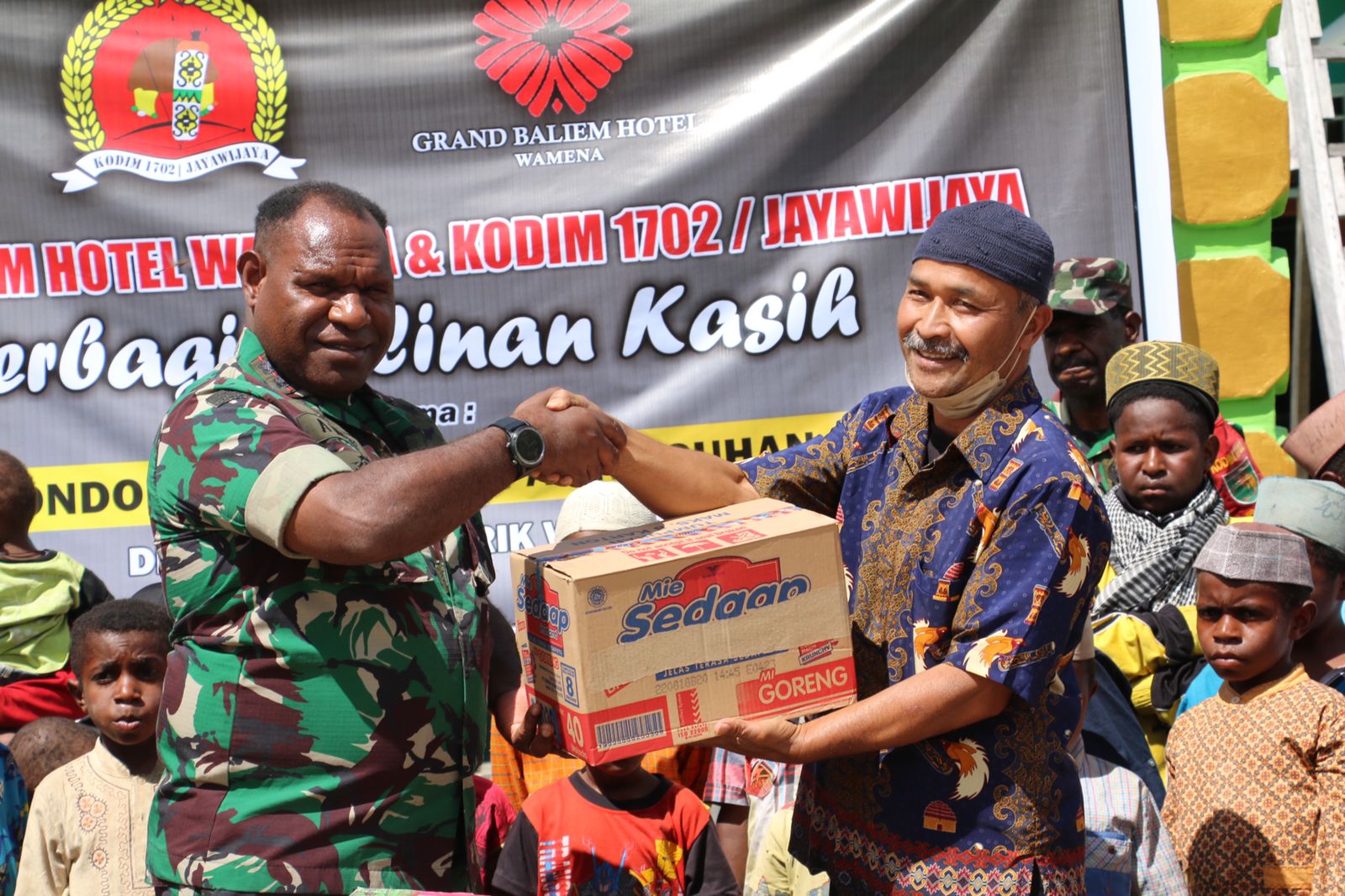 Kodim 1702/JWY Bersama Grand Baliem Hotel Wamena Berikan Bansos Kepada Pesantren