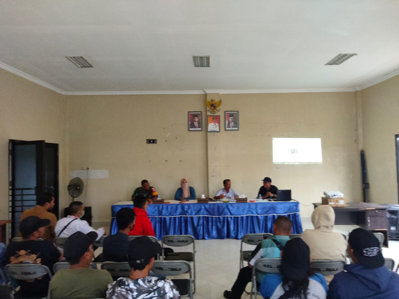 Antisipasi Dampak Perubahan Cuaca, Babinsa Kelurahan Panji Ajak Warga Bersihkan