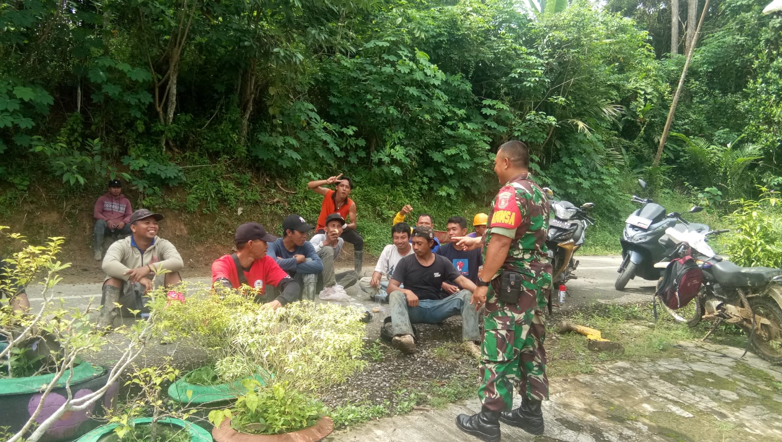 Komsos Dengan Warga Saat Pelaksanaan Gotong Royong, Babinsa Panji Himbau Jaga Kesehatan