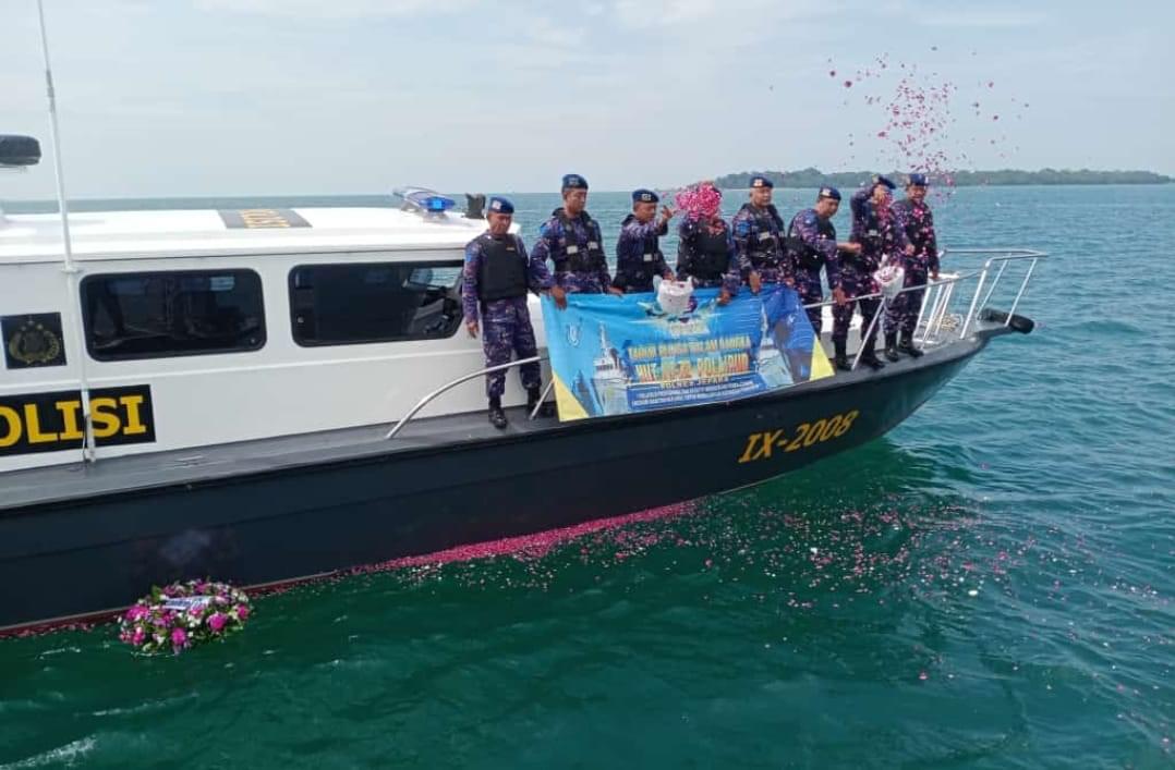 Kapal Patroli, Satpolairud Polres Jepara Gelar Tabur Bunga di Laut