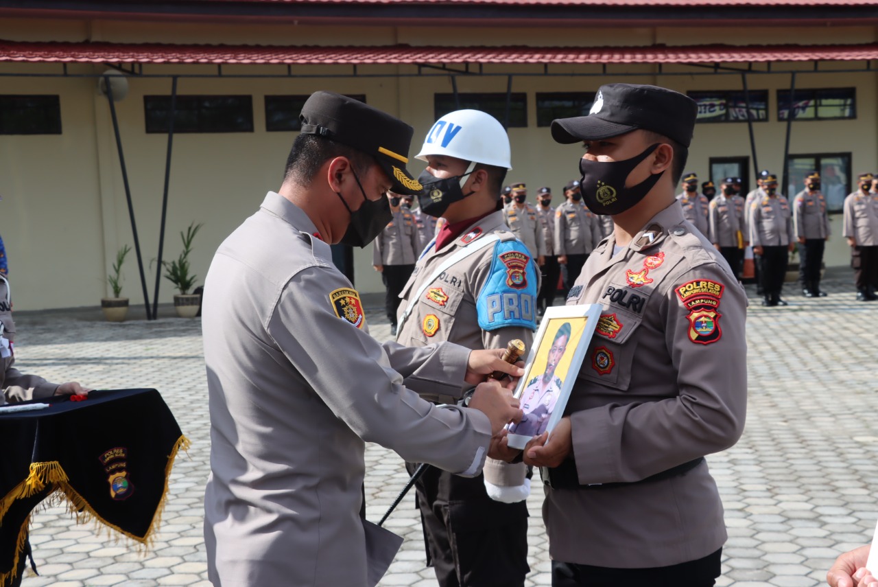 Dua Anggota Polres Lamsel Diberhentikan Cara Tidak Hormat