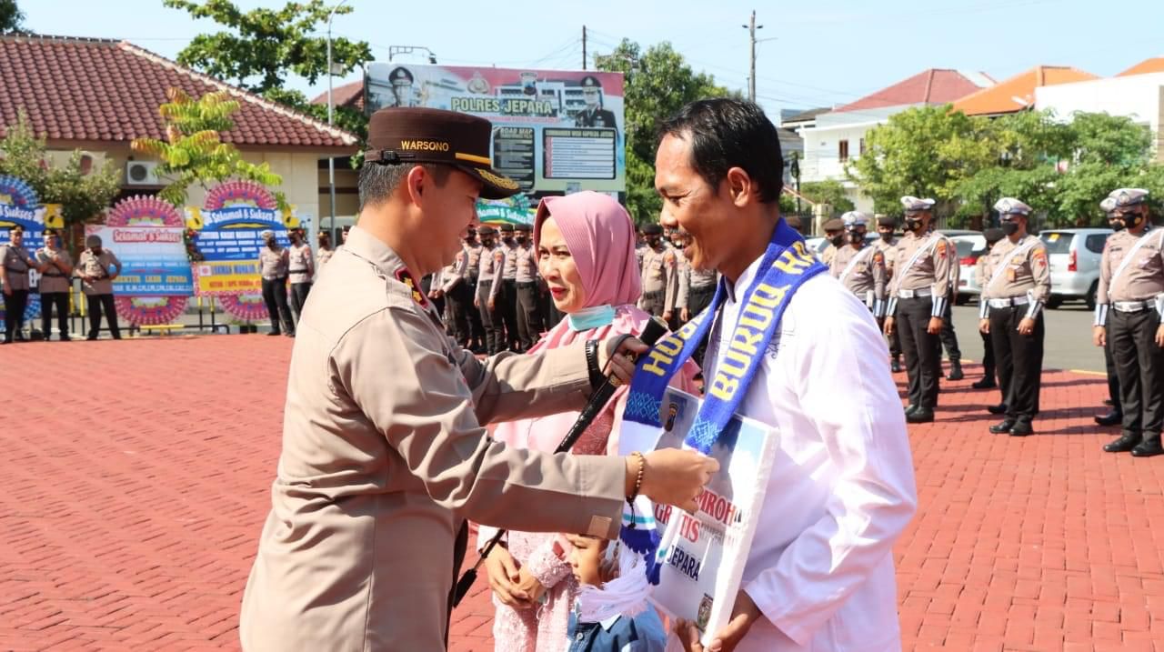 Kapolres Jepara Serahkan Hadiah Umroh Gratis