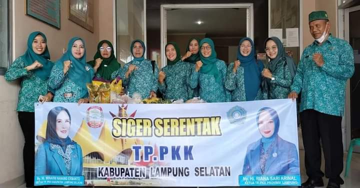 Sambut Hari Ibu TP-PKK Lamsel Bagikan Paket Sembako
