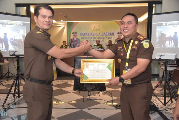 Prestasi Terbaik, Kejari Gayo Lues Terima Piagam Penghargaan