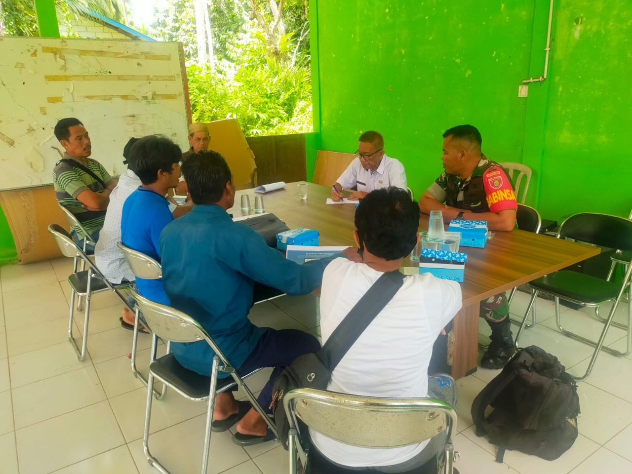 Pererat Silahturahmi, Babinsa Tanjung Tengah Komsos Dengan Lurah Dan Ketua RT