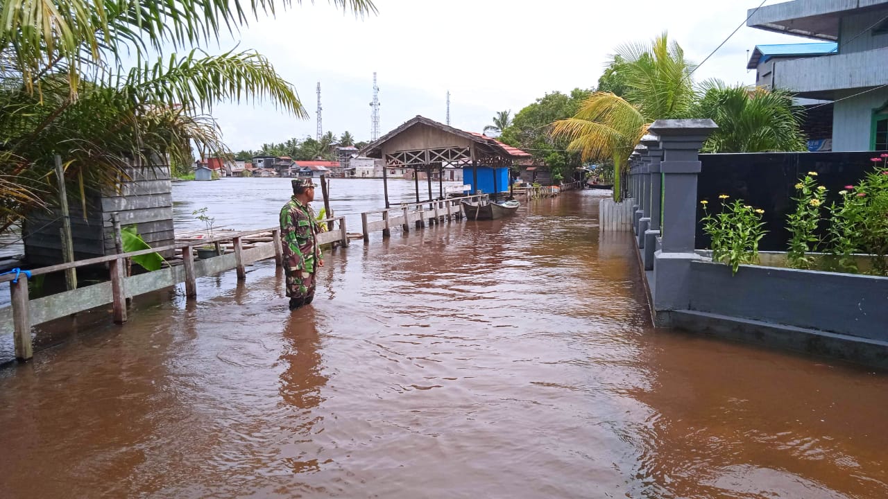 Babinsa Kenohan Pantau Ketinggian Air Akibat Luapan Sungai Belayan