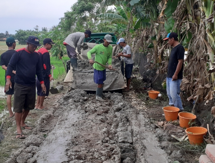 Perbaiki Jalan Rusak Secara Swadaya