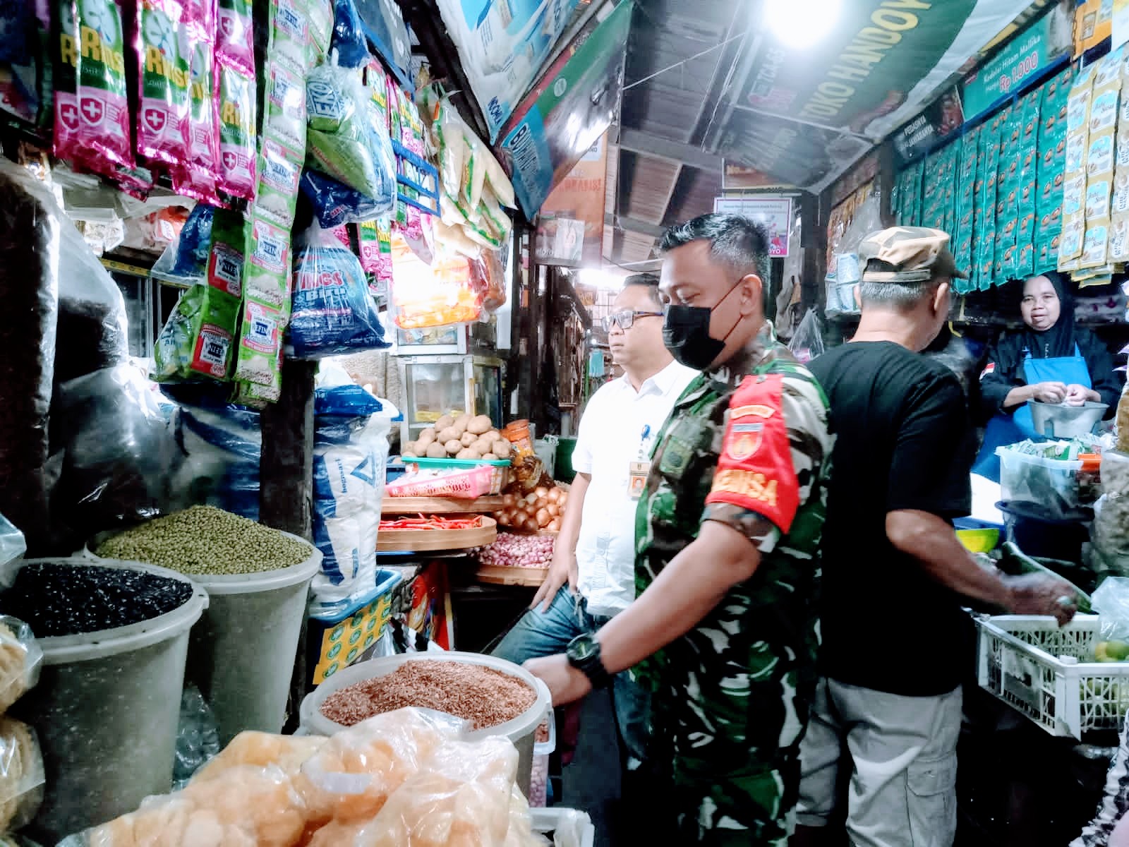Jelang Nataru, Pagi Ini Babinsa Danukusuman Cek Langsung Harga Sembako Di Pasar Hardjodaksino