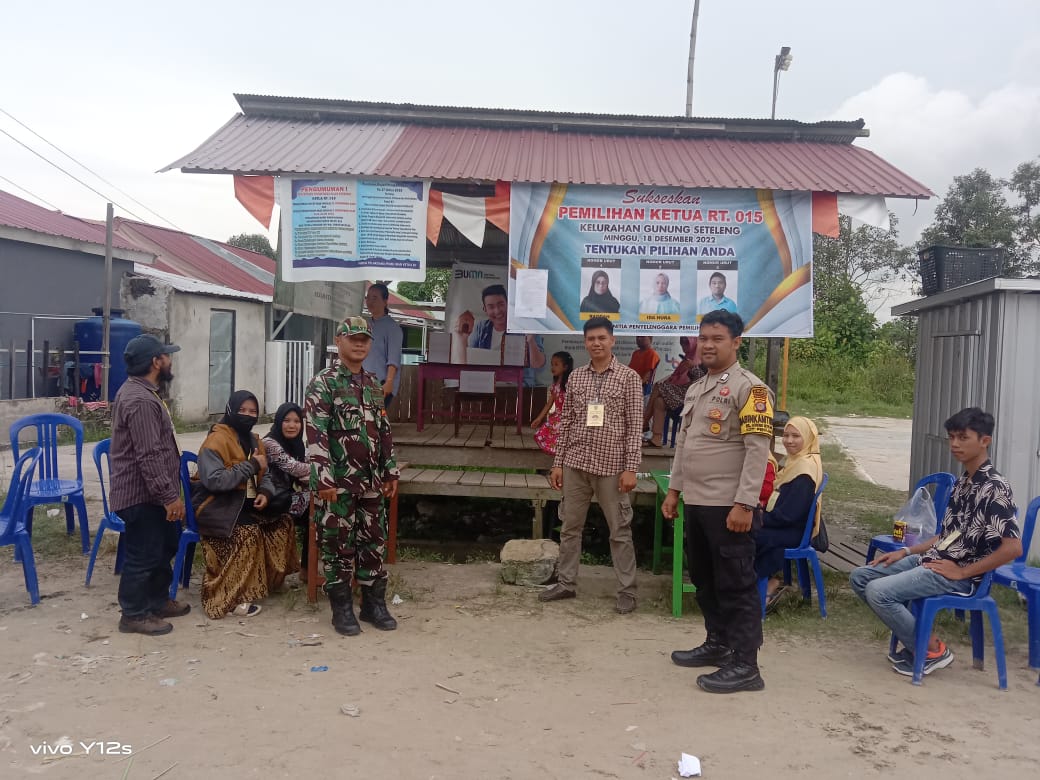Babinsa Gunung Steleng Amanakan Jalannya Pemilihan Ketua RT Di wilayah Binaannya