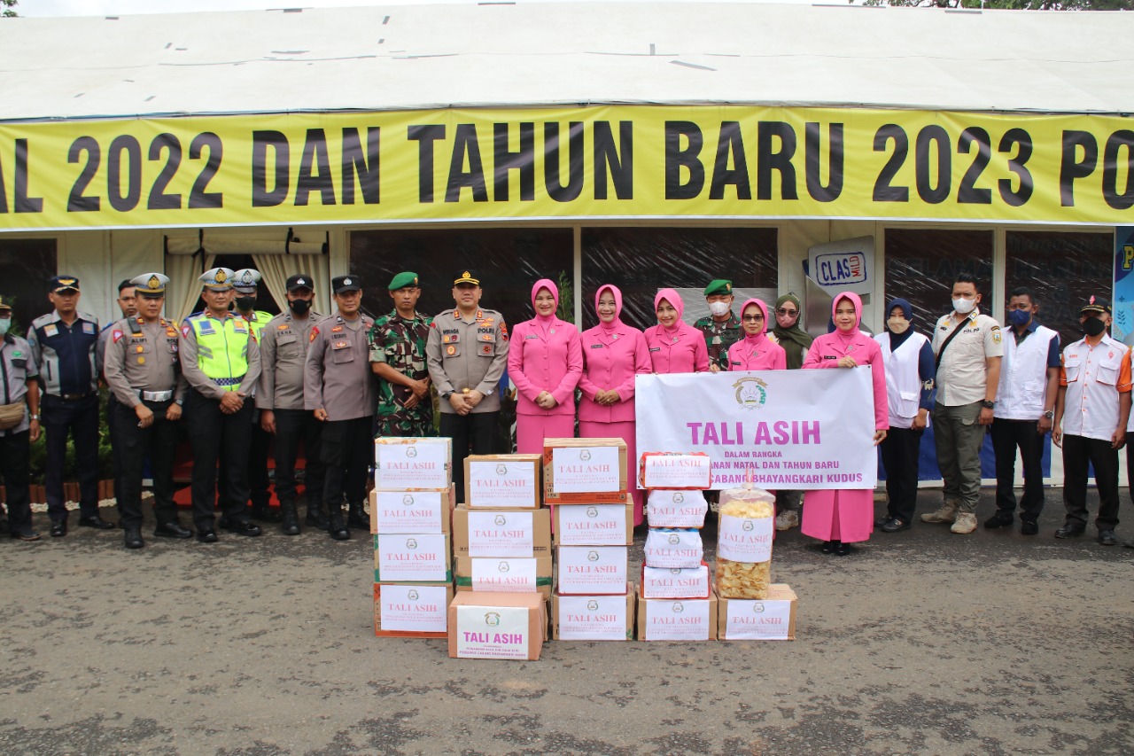 Nataru 2023, Ny Echa Wiraga Berikan Tali Asih ke Petugas Jaga Pos